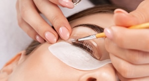 Istaknite LJEPOTU očiju uz GLG Lashes Dugo Selo. Klasična ugradnja TREPAVICA za samo 29 eura osigurava PRIRODAN volumen i DEFINICIJU - za izgled koji ODUŠEVLJAVA u svakoj prilici!