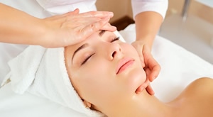 POMLADITE SE bez operacije u Revitalis Lounge Zagreb! Bukalna masaža i cupping lift lica za vrhunski prirodni facelift - ZATEGNITE kožu, uklonite bore i ZABLISTAJTE po super cijeni!