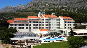 Vrhunski OBITELJSKI odmor u HOTELU QUERCUS 4*u Drveniku! 3 dana/2 noćenja s ALL INCLUSIVE LIGHT uslugom za 2 osobe i do 2 djece, opuštanje uz vanjski BAZEN, uključen buffet i neograničeno PIĆE u baru!