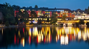 JESEN NA BLEDU! Hotel Park nudi 1 ili 2 POLUPANSIONA u sobi s balkonom za 2 osobe i dijete do 6 godina uz neograničen BAZEN s pogledom na dvorac, korištenje fitnessa i besplatan Wi-Fi!