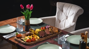 NAJBOLJI ROŠTILJ STIŽE U SIGET! Restoran Magazinska klet donosi legendarne PLATE Leskovački voz za 2 ili 4 osobe već od 35 €! Dođite na vrhunski grill u Zagrebu!