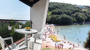 Uživajte u ŠPICI ljetne sezone uz FIRST MINUTE ponudu za KOLOVOZ u Dugoj Uvali! Čeka vas 8 dana i 7 noćenja u APARTMANIMA UNIJE za 4 ili 5 osoba po SUPER CIJENAMA!