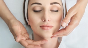 SPA DAY u Salonu ljepote SKIN GLOW! TRETMAN LICA, čišćenje, masaža lica, vrata i dekoltea, ampula i maska + RELAX masaža leđa ili nogu i uređivanje obrva – POTPUNA njega i opuštanje!