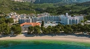 ULTRA LAST MINUTE u Tučepima: Bluesun Hotel Alga 4*! 2 ili 5 punih pansiona za 2 osobe + do 2 djece GRATIS! Uživajte u sobi s BALKONOM tik uz plažu - za vrhunski obiteljski odmor!