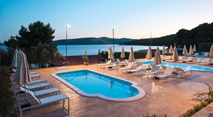 LJETOVANJE u Trogiru! 3 noćenja s POLUPANSIONOM u Superior apartmanima Medena 4* uz bazene! Birajte opciju za 2 odraslih i 2 djece GRATIS do 12 g. ili  4 odraslih i 1 dijete GRATIS do 12 g.!