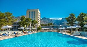 RUJAN tik uz more u Bluesun Holiday Village Alan 3* u Starigradu Paklenica - 2 ili 3 noćenja uz PUNI PANSION za 2 osobe i 1 dijete do 2,99 g. te korištenje BAZENA i wellness zone!