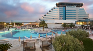 LUKSUZNI OBITELJSKI odmor u Vodicama! Hotel Olympia Sky 4*: 2 noćenja s POLUPANSIONOM za 2 odrasle osobe i 1 do 2 djece uz gratis Sky Rise wellness, unutarnji i vanjski BAZEN te PS5 igraonicu!