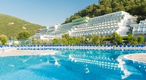 HIT OBITELJSKI ODMOR u Rapcu! Hotel Hedera 4* na 3 dana/2 noćenja uz POLUPANSION, unutarnji BAZEN i saune! OBITELJSKA SOBA s balkonom na morskoj strani - za 2 odraslih i 2 djece do 10 g. GRATIS!