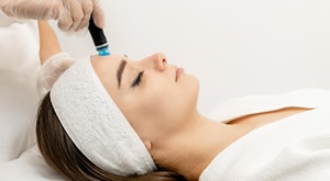ZABLJESNITE uz Hydrafacial Platinum u Salonu Evi uz 40% POPUSTA! Vrhunski dubinski TRETMAN LICA: UZV čišćenje, hidroabrazija, hladni čekić, EMS, LED terapija, ampula i opuštajuća masaža!
