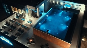 Doživite čaroliju VODICA u luksuznom hotelu Scala d'Oro 4*! 2 ili 4 POLUPANSIONA za 2 osobe + 1 dijete do 12 g. GRATIS! Superior soba s balkonom, piće dobrodošlice i krovni infinity bazen!
