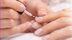 Kozmetički Salon TeSa - trajni lak i manikura za savršene ruke i nokte samo za 23€!