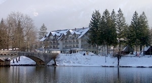 PLANINSKI RAJ za dvoje: Bohinj te zove! Hotel Jezero 4* nudi 2 noćenja s DORUČKOM, unutarnji BAZEN, koktel i slatko iznenađenje. Iskoristi TOP PONUDU i pobjegni od svakodnevice!