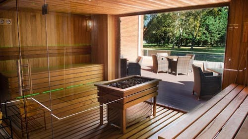 Hotel Azúr - Odmor u Superior obiteljskoj sobi , Siofok, Mađarska - 359 EUR - 2x noćenje u Superior obiteljskoj sobi za 2 osobe (2 djece do 13,99 godina besplatno), Polupansion
