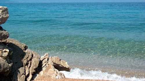 Hoteli Omišalj - Hotel Adriatic - Ljeto na Krku, Omišalj, otok Krk, Hrvatska - 313 EUR - 3x noćenje u dvokrevetnoj sobi za 2 osobe (1. dijete do 7,99 godina besplatno), Polupansion (buffet doručak i buffet večera s uključenim bezalkoholnim pićem)