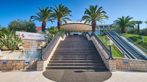 Hotel Istra Plava Laguna - Ljeto u Poreču, Poreč, Istra, Hrvatska - 839 EUR - 5x noćenje u Economy sobi s dodatnim ležajem za 2 osobe (1. dijete do 11,99 godina i 2. dijete do 4,99 godina besplatno), Polupansion