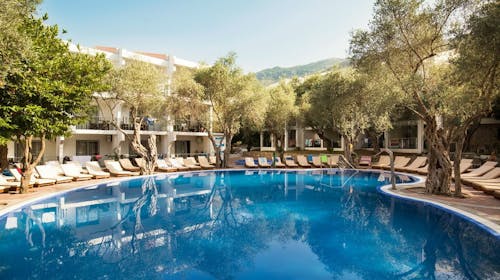 Vile Oliva Petrovac - Početak ljeta za velike obitelji, Petrovac na Moru, Crna Gora - 805 EUR - 3x noćenje u Apartmanu Duplex u vilama (1 francuski ležaj i 2 single ležaja) za 2 osobe (3 djece do 11,99 godina besplatno), All inclusive