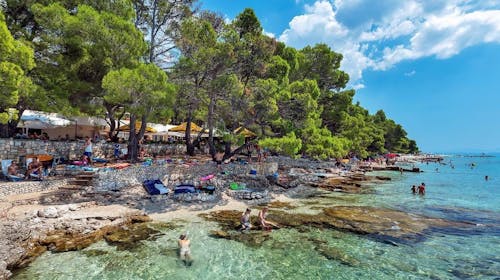Alemaris Resort - Ljeto u obnovljenom hotelu za velike obitelji, Baška Voda, Makarska rivijera, Hrvatska - 2.639 EUR - 5x noćenje u Standard obiteljskoj sobi s balkonom na morskoj strani (2 povezane sobe) za 4 osobe (2 djece do 11,99 godina besplatno), Polupansion (buffet doručak i večera)