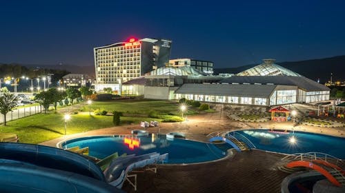 Hotel Hills Spa & Thermal Resort - Obiteljski termalni paket i dječja zabava u Kinderlandu s punim pansionom, Sarajevo, Bosna i Hercegovina - 603 EUR - 3x noćenje u dvokrevetnoj Deluxe sobi za 2 osobe (1 dijete do 6 godina i 1 dijete do 12 godina besplatno), Puni pansion