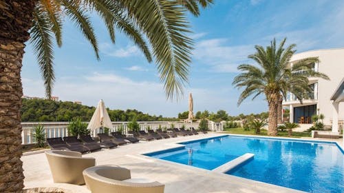 Resort Perla - Hotel Perla - Travanj i 1. svibanj u Dalmaciji, Rogoznica, Dalmacija, Hrvatska - 240 EUR - 2x noćenje u Standard sobi s balkonom i djelomičnim pogledom na more za 2 osobe, Polupansion (buffet doručak i večera)