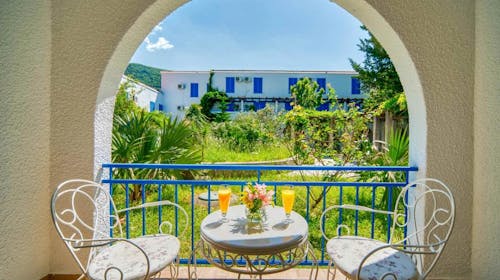 Hotel Slovenska plaža - Ljeto u Budvi, Budva, Crna Gora - 732 EUR - 3x noćenje u Standard dvokrevetnoj sobi s dodatnim ležajem i balkonom za 3 osobe, Polupansion (buffet doručak i večera)