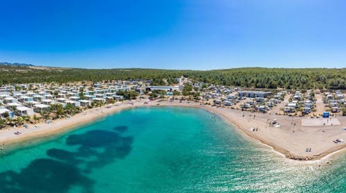 Kamp Omišalj - Obiteljsko proljeće u mobilnim kućicama na otoku Krk, Omišalj, otok Krk, Hrvatska - 166 EUR - 2x noćenje u mobilnoj kućici Premium za do 6 osoba (4 odrasle osobe i 2 djece do 12 godina), Posteljina i ručnici