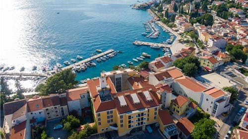 Hotel Selce - Ljetni odmor tik uz obalu, Selce, Hrvatska - 1.153 EUR - 7x noćenje u dvokrevetnoj sobi u mansardi za 2 osobe (1 dijete do 6,99 godina besplatno), Polupansion