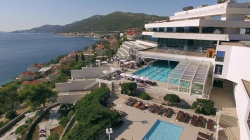 Grand Hotel Neum - Prvosvibanjski wellness odmor uz more, Neum, Bosna i Hercegovina - 360 EUR - 3x noćenje u dvokrevetnoj sobi pogled park za 2 osobe, Polupansion