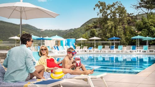 Sunny Rabac by Valamar - Obiteljski odmor za početak ljeta, Rabac, Istra, Hrvatska - 411 EUR - 2x noćenje u dvokrevetnoj sobi 2+1 (morska strana) za 2 osobe (1 dijete do 17,99 godina besplatno), Sunny puni pansion