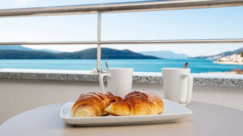 Hotel Sunce Neum - Obiteljski odmor u Neumu u svibnju, Neum, Bosna i Hercegovina - 264 EUR - 2x noćenje u Superior dvokrevetnoj sobi s balkonom i pogledom na more za 2 osobe (dijete do 6,99 godina besplatno), Polupansion