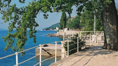 Hotel Park - First minute ljeto u Lovranu, Lovran, Hrvatska - 456 EUR - 3x noćenje u dvokrevetnoj Standard sobi za 2 osobe (1. dijete do 13,99 godina i 2. dijete do 2,99 godina besplatno), Polupansion (doručak i večera)