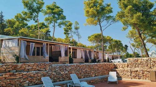 Mobilne kućice Bunja Boutique Camping - Proljeće i 1. svibanj na Braču, Supetar, otok Brač, Dalmacija, Hrvatska - 123 EUR - 2x noćenje u Premium mobilnim kućicama (4+2) za do 6 osoba (4 odrasle osobe i 2 djece do 11,99 godina), Korištenje posteljine i ručnika