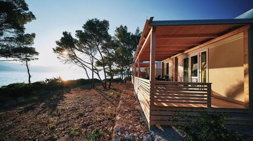 Mobilne kućice Bunja Boutique Camping - Proljeće i 1. svibanj na Braču, Supetar, otok Brač, Dalmacija, Hrvatska - 285 EUR - 5x noćenje u Premium mobilnim kućicama (4+2) za do 6 osoba (4 odrasle osobe i 2 djece do 11,99 godina), Korištenje posteljine i ručnika