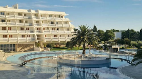 Hotel Olympia - Ekskluzivna obiteljska ponuda za svibanj i lipanj, Vodice, Dalmacija, Hrvatska - 344 EUR - 2x noćenje u dvokrevetnoj Classic sobi (pogled park, balkon) za 2 osobe (1 dijete do 12,99 godina besplatno), Polupansion