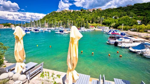 Hoteli Omišalj - Hotel Adriatic - Proljeće i prvosvibanjski praznici na Krku, Omišalj, otok Krk, Hrvatska - 180 EUR - 2x noćenje u dvokrevetnoj sobi za 2 osobe (1. dijete do 7,99 godina besplatno), Polupansion (buffet doručak i buffet večera s uključenim bezalkoholnim pićem)