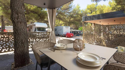 Maris Homes - Lodges - Obiteljski početak ljeta uz šum Jadranskog mora, Žaborić, Hrvatska - 380 EUR - 2x noćenje u Lodge Vili za 2 osobe (1 dijete do 11,99 godina besplatno), Doručak u Buffetu Jasenovo