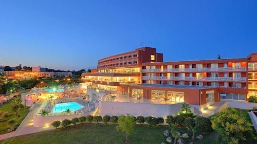 Hotel Albatros Plava Laguna - All inclusive obiteljsko ljeto u Poreču, Poreč, Istra, Hrvatska - 1.319 EUR - 5x noćenje u dvokrevetnoj Economy sobi s dodatnim ležajem za 2 osobe (1. dijete do 11,99 godina i 2. dijete do 4,99 godina besplatno), All inclusive