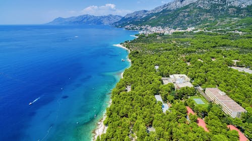 Alemaris Resort - Proljeće i jsen u obnovljenom hotelu za velike obitelji, Baška Voda, Makarska rivijera, Hrvatska - 463 EUR - 3x noćenje u Standard obiteljskoj sobi s balkonom na morskoj strani (2 povezane sobe) za 4 osobe (2 djece do 11,99 godina besplatno), Polupansion (buffet doručak i večera)