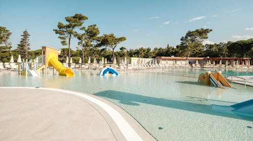 Zaton Holiday Resort - Aktivni odmor u mobilnim kućicama Superior s polupansionom, Zaton, Dalmacija, Hrvatska - 108 EUR - 1x noćenje u dvosobnoj mobilnoj kućici Superior za do 5 osoba (2 odrasle osobe i 3 djece do 17,99 godina), Polupansion (buffet doručak i večera; točeno piće uz večeru)