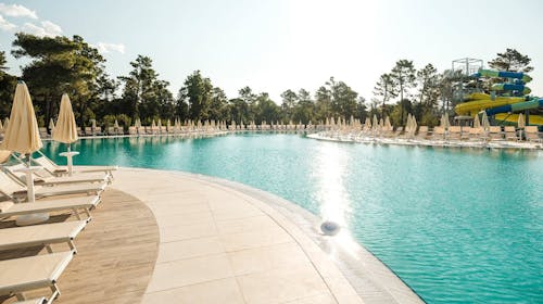 Zaton Holiday Resort - Zabavni odmor u mobilnim kućicama Deluxe, Zaton, Dalmacija, Hrvatska - 59 EUR - 1x noćenje u trosobnoj mobilnoj kućici Deluxe za do 5 osoba (2 odrasle osobe i 3 djece do 17,99 godina), Korištenje bazenskog kompleksa grijanih bazena