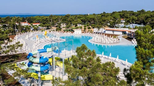 Zaton Holiday Resort - Zabavni obiteljski odmor u apartmanu Superior s polupansionom, Zaton, Dalmacija, Hrvatska - 186 EUR - 1x noćenje u Superior apartmanu s jednom spavaćom sobom za 2 osobe (2 djece do 17,99 godina besplatno), Polupansion (buffet doručak i večera; točeno piće uz večeru)