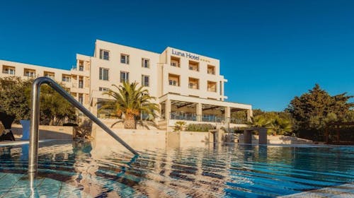 La Luna Island Hotel - All inclusive odmor za velike obitelji na Pagu s uključenom masažom - Posebna akcija, Lun, otok Pag, Hrvatska - 329 EUR - 2x noćenje u Standard obiteljskoj sobi (pogled park) za 2 osobe (2 djece do 11,99 godina i 1 dijete do 4,99 godina besplatno), All inclusive