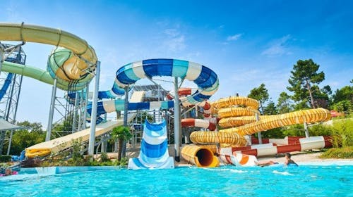 Aquapark Istralandia - Cjelodnevna ulaznica za odrasle - Srpanj i kolovoz, Brtonigla, Istra, Hrvatska - 35 EUR - 1x cjelodnevna ulaznica za osobe iznad 120 cm, Korištenje atrakcija i bazena vodenog parka Istralandia