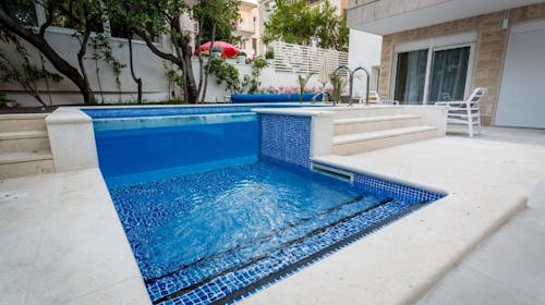 Villa Katarina - Proljetni odmor u Studio apartmanu u Makarskoj, Makarska, Makarska Rivijera, Dalmacija, Hrvatska - 135 EUR - 2x noćenje u Studio apartmanu s pogledom na bazen i balkonom za 2 osobe (1 dijete do 11,99 godina besplatno), Korištenje vanjskog grijanog bazena i dvorišta s ležaljkama i suncobranima