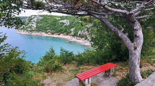 Holiday resort Kačjak - Ljeto za obitelji, Kačjak, Hrvatska - 579 EUR - 5x noćenje u trokrevetnoj sobi s balkonom na morskoj strani za 2 osobe (1 dijete do 11,99 godina besplatno), Polupansion