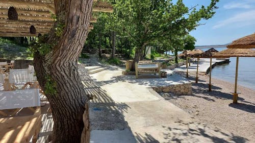 Holiday resort Kačjak - Ljeto za obitelji, Kačjak, Hrvatska - 705 EUR - 5x noćenje u trokrevetnoj sobi s balkonom na morskoj strani za 2 osobe (1 dijete do 11,99 godina besplatno), Polupansion