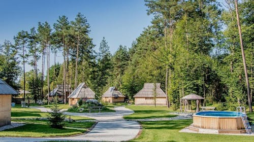 Slovenia Eco Resort - Glamping kućica, Stahovica, Kamnik, Slovenija - 90 EUR - 1x noćenje u drvenoj Glamping kućici Eco Resorta (zajednička kuhinja i toalet) za 2 osobe, Korištenje finske saune u trajanju od 1 sat
