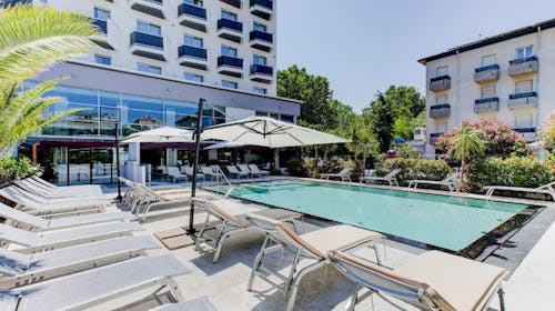 Hotel Due Mari, Miramare, Rimini, Italija - 599 EUR - 5x noćenje u dvokrevetnoj Superior sobi s balkonom za 2 osobe (1 dijete do 12,99 godina besplatno), Polupansion