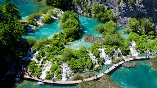 Camping Plitvice - Proljeće u prirodi za parove, Smoljanac, Plitvička jezera, Hrvatska - 269 EUR - 2x noćenje u Premium mobilnim kućicama za 2 osobe, Doručak od svježih, lokalnih namirnica