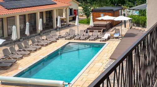 VSG Resort - Proljetni odmor na Krku uz bazen, saunu i jacuzzi, Klimno, Krk, Hrvatska - 207 EUR - 3x noćenje u jednosobnom apartmanu (2+2) s privatnom terasom za 2 osobe, Korištenje novog unutarnjeg grijanog bazena, saune i vanjskog jacuzzija (uz prethodnu rezervaciju)