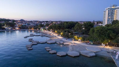SeeSea Hotel - Obiteljski odmor za Tijelovo u Vodicama, Vodice, Dalmacija, Hrvatska - 319 EUR - 2x noćenje u dvokrevetnoj sobi (pogled park) za 2 osobe (1 dijete do 2,99 godina i 1 dijete do 12,99 godina besplatno), Polupansion